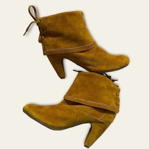 Women’s DollHouse Suede Ponie Boots. Size 6.5